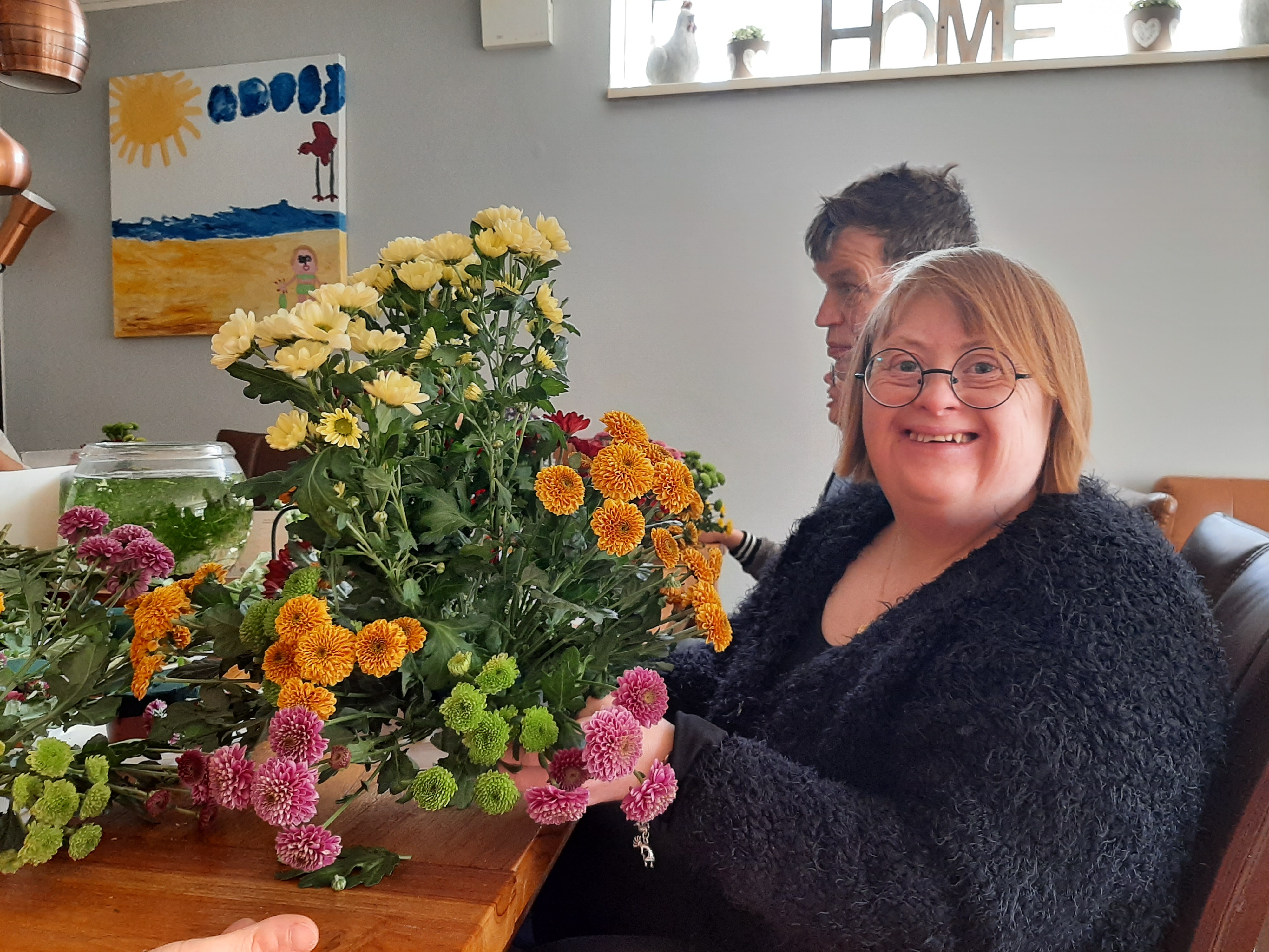Bloemen zorgen voor lach op gezichten van cliënten 