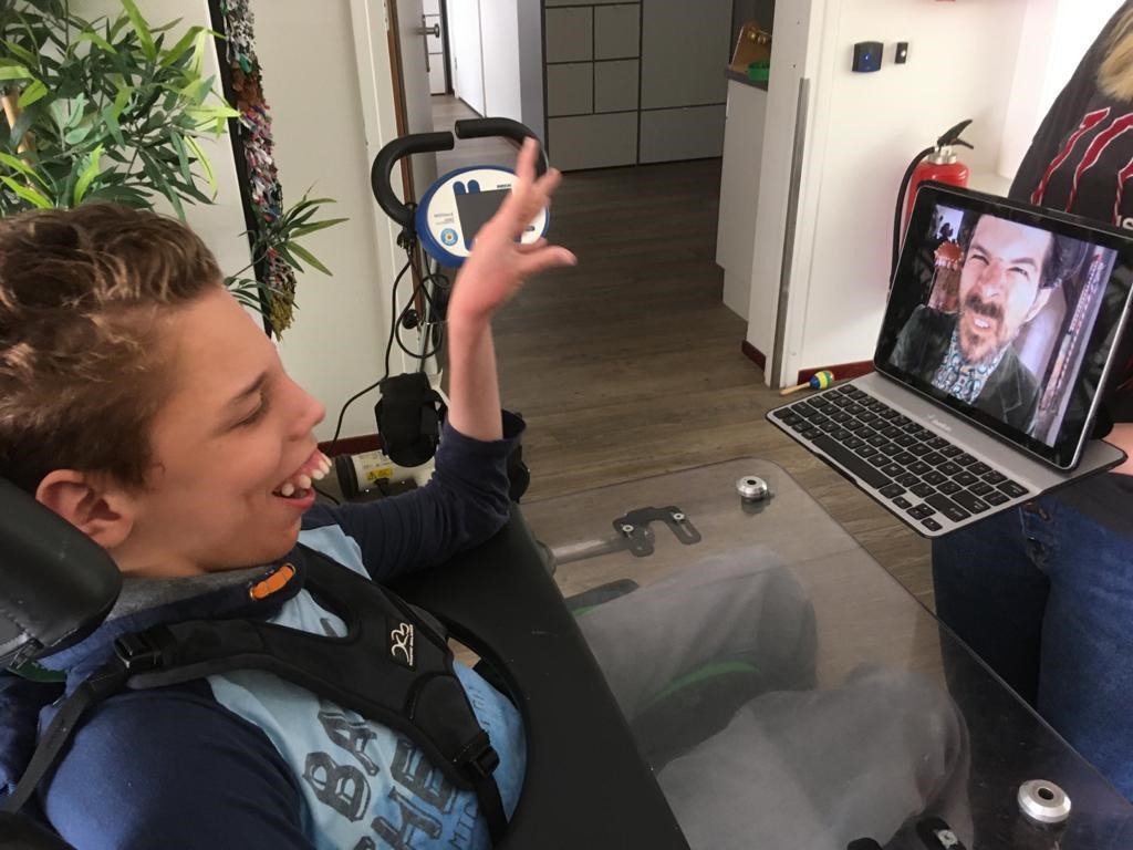 'Bij muziekles schatert Olivier het uit, ook op afstand'