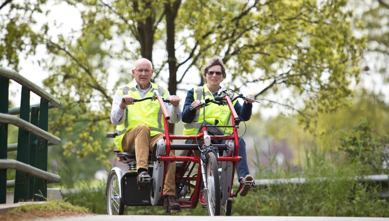 Een duofiets brengt twee mensen met elkaar in contact