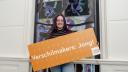 Angella van YouthsWEAR houdt cheque omhoog