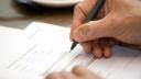Close-up van document welke getekend wordt met een pen