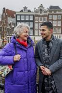 Buddy to buddy Amjad en Corrie