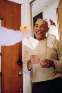 Oranje Fonds - Sociaal initiatief Verbindingskamer bloemen aan man