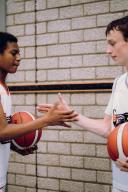 Oranje Fonds - Sociaal initiatief Yets Basketbal handen schudden