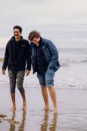 Maatjes op het strand in de branding