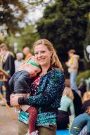 Oranje Fonds - NLdoet moeder met kind in armen