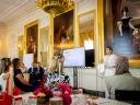Koningin Máxima spreekt voor zaal